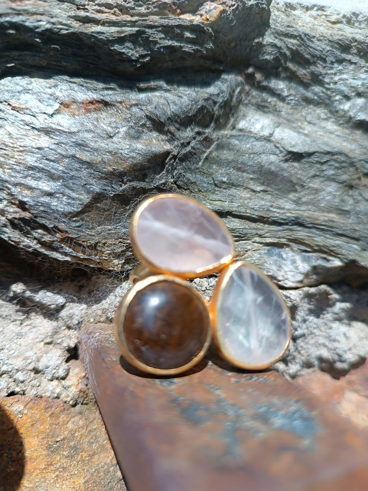 Anello scultoreo a tre pietre in bronzo dorato con quarzo rosa, quarzite e agata marrone