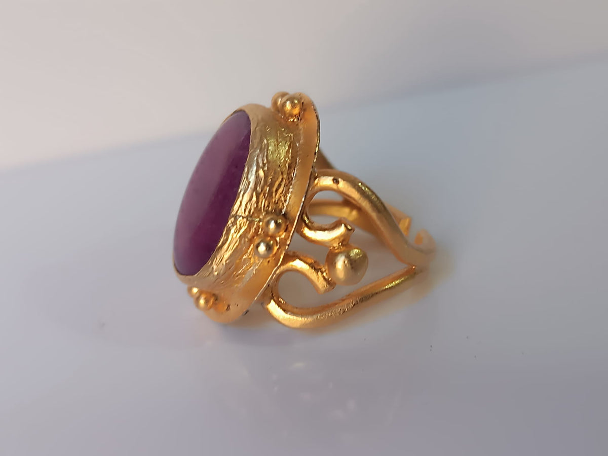 Anello scultoreo in bronzo dorato con diaspro rosso naturale tonalità viola magenta