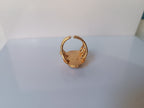 Anello scultoreo in bronzo dorato con diaspro rosso naturale tonalità viola magenta
