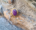 Anello scultoreo in bronzo dorato con diaspro rosso naturale tonalità viola magenta