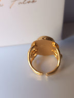 Anello scultoreo in bronzo dorato con diaspro rosso naturale tonalità viola magenta