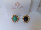 anelli scultorei in bronzo dorato con pietra azzurrite turchese e onice nero sfaccettato 