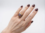 Anello scultoreo bicolore in oro su bronzo e argento brunito con ametista naturale