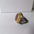 Anello scultoreo bicolore in oro su bronzo e argento brunito con ametista naturale