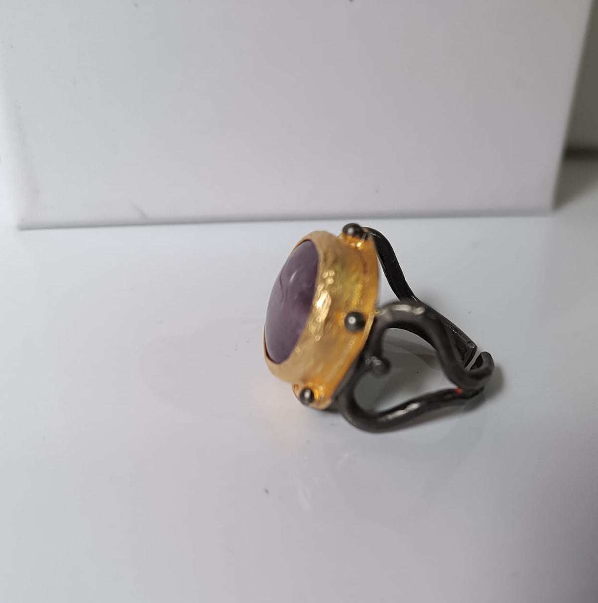 Anello scultoreo bicolore in oro su bronzo e argento brunito con ametista naturale