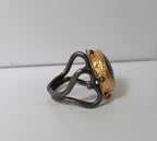 Anello scultoreo bicolore in oro su bronzo e argento brunito con ametista naturale