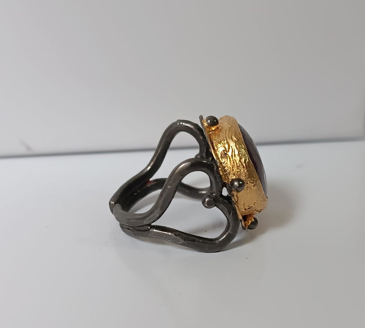 Anello scultoreo bicolore in oro su bronzo e argento brunito con ametista naturale