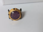 Anello scultoreo bicolore in oro su bronzo e argento brunito con ametista naturale