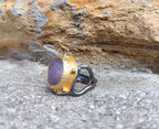 Anello scultoreo bicolore in oro su bronzo e argento brunito con ametista naturale