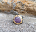 Anello scultoreo bicolore in oro su bronzo e argento brunito con ametista naturale
