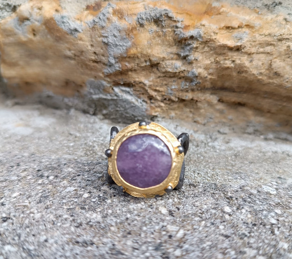 Anello scultoreo bicolore in oro su bronzo e argento brunito con ametista naturale