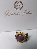 Anello scultoreo bicolore in oro su bronzo e argento brunito con ametista naturale