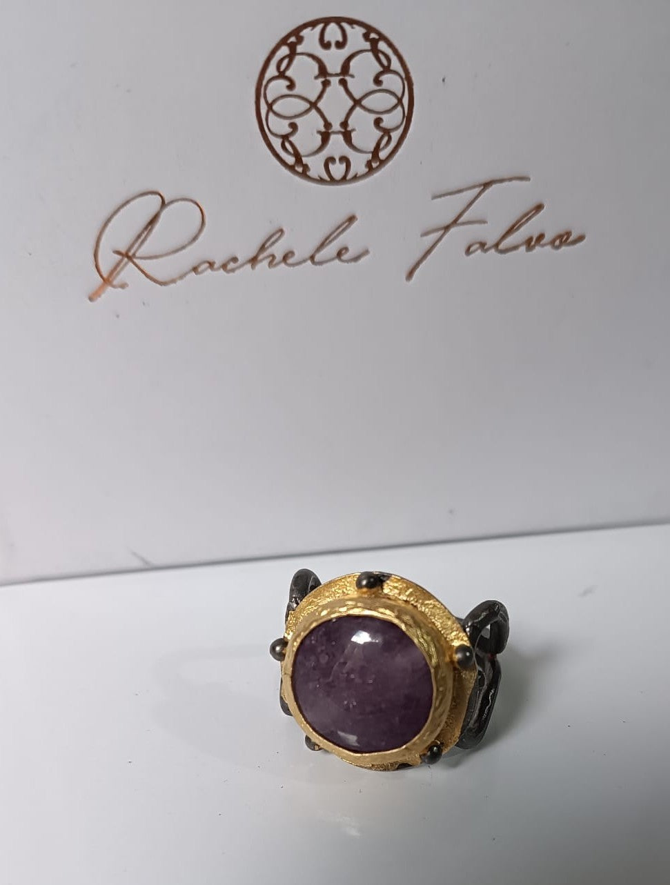 Anello scultoreo bicolore in oro su bronzo e argento brunito con ametista naturale