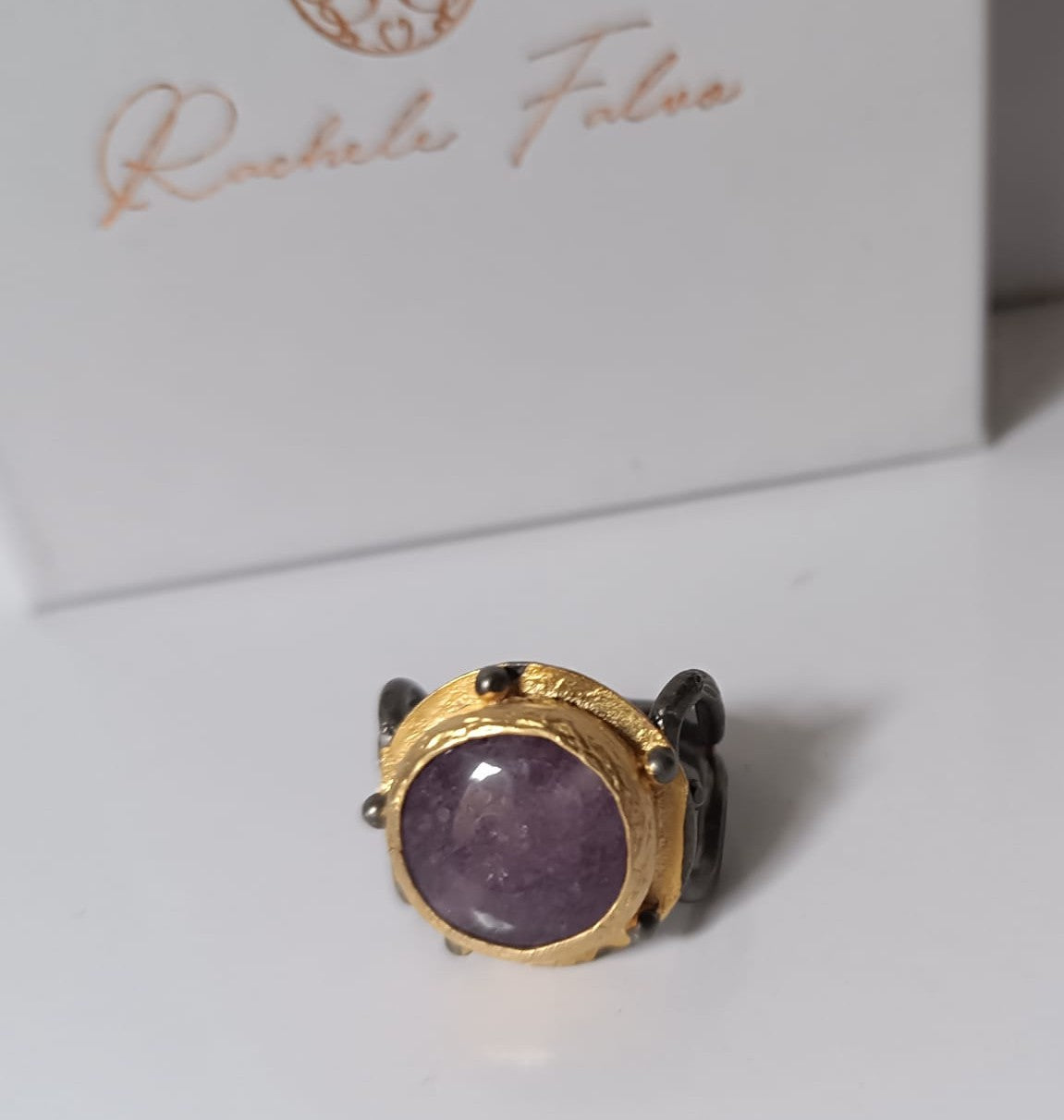 Anello scultoreo bicolore in oro su bronzo e argento brunito con ametista naturale