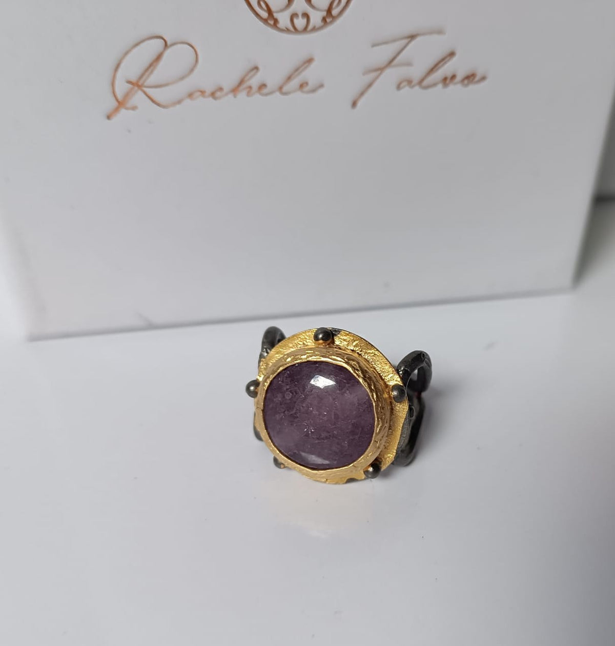 Anello scultoreo bicolore in oro su bronzo e argento brunito con ametista naturale