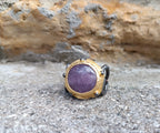 Anello scultoreo bicolore in oro su bronzo e argento brunito con ametista naturale