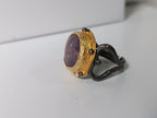 Anello scultoreo bicolore in oro su bronzo e argento brunito con ametista naturale