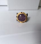 Anello scultoreo bicolore in oro su bronzo e argento brunito con ametista naturale