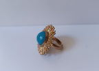 Anello scultoreo a raggiera solare in bronzo dorato con pietra tonda di quarzite azzurra centrale