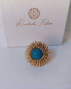 Anello scultoreo a raggiera solare in bronzo dorato con pietra tonda di quarzite azzurra centrale