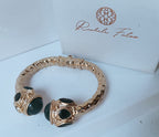 Spettacolare bracciale rigido aperto con fusto largo 1 cm in stile etrusco in bronzo dorato con terminali in giada verde