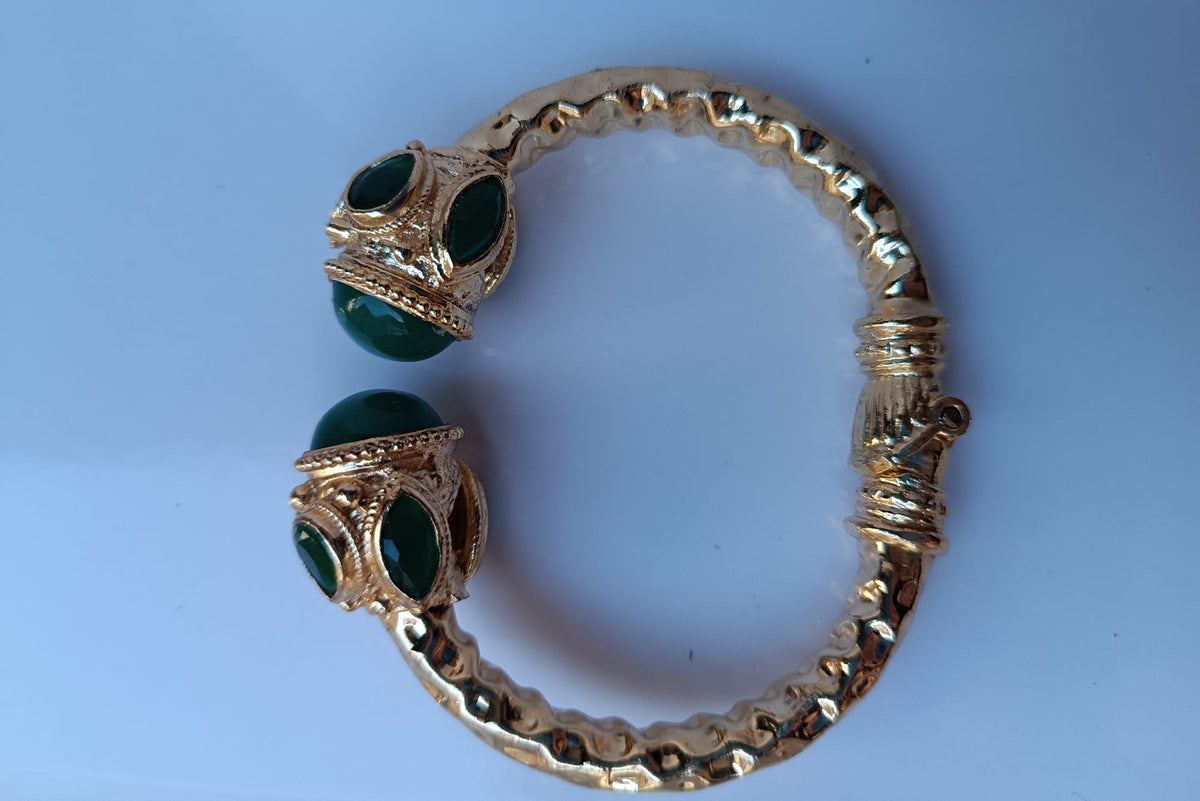 Spettacolare bracciale rigido aperto con fusto largo 1 cm in stile etrusco in bronzo dorato con terminali in giada verde