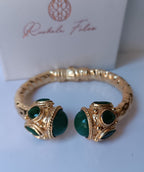 Spettacolare bracciale rigido aperto con fusto largo 1 cm in stile etrusco in bronzo dorato con terminali in giada verde