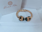 Spettacolare bracciale rigido aperto con fusto largo 1 cm in stile etrusco in bronzo dorato con terminali in giada verde