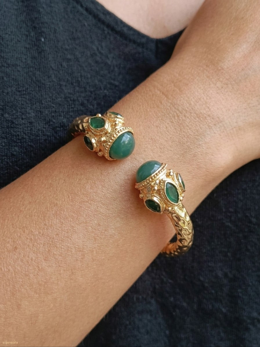 Spettacolare bracciale rigido aperto con fusto largo 1 cm in stile etrusco in bronzo dorato con terminali in giada verde