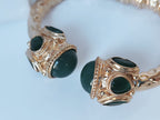 Spettacolare bracciale rigido aperto con fusto largo 1 cm in stile etrusco in bronzo dorato con terminali in giada verde