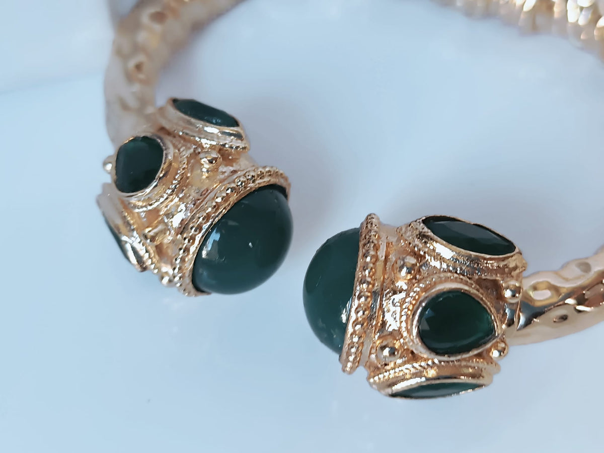 Spettacolare bracciale rigido aperto con fusto largo 1 cm in stile etrusco in bronzo dorato con terminali in giada verde