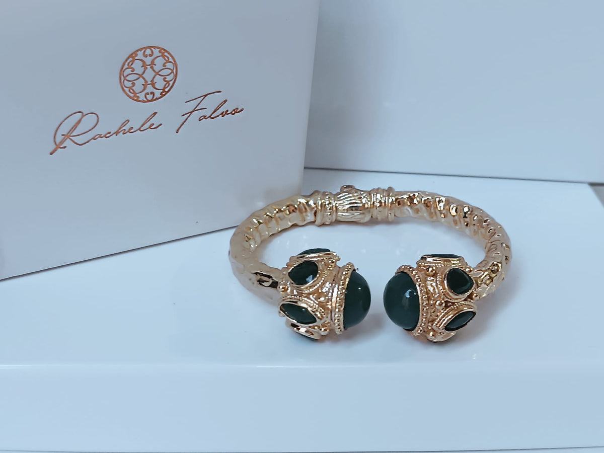 Spettacolare bracciale rigido aperto con fusto largo 1 cm in stile etrusco in bronzo dorato con terminali in giada verde