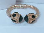 Spettacolare bracciale rigido aperto con fusto largo 1 cm in stile etrusco in bronzo dorato con terminali in giada verde