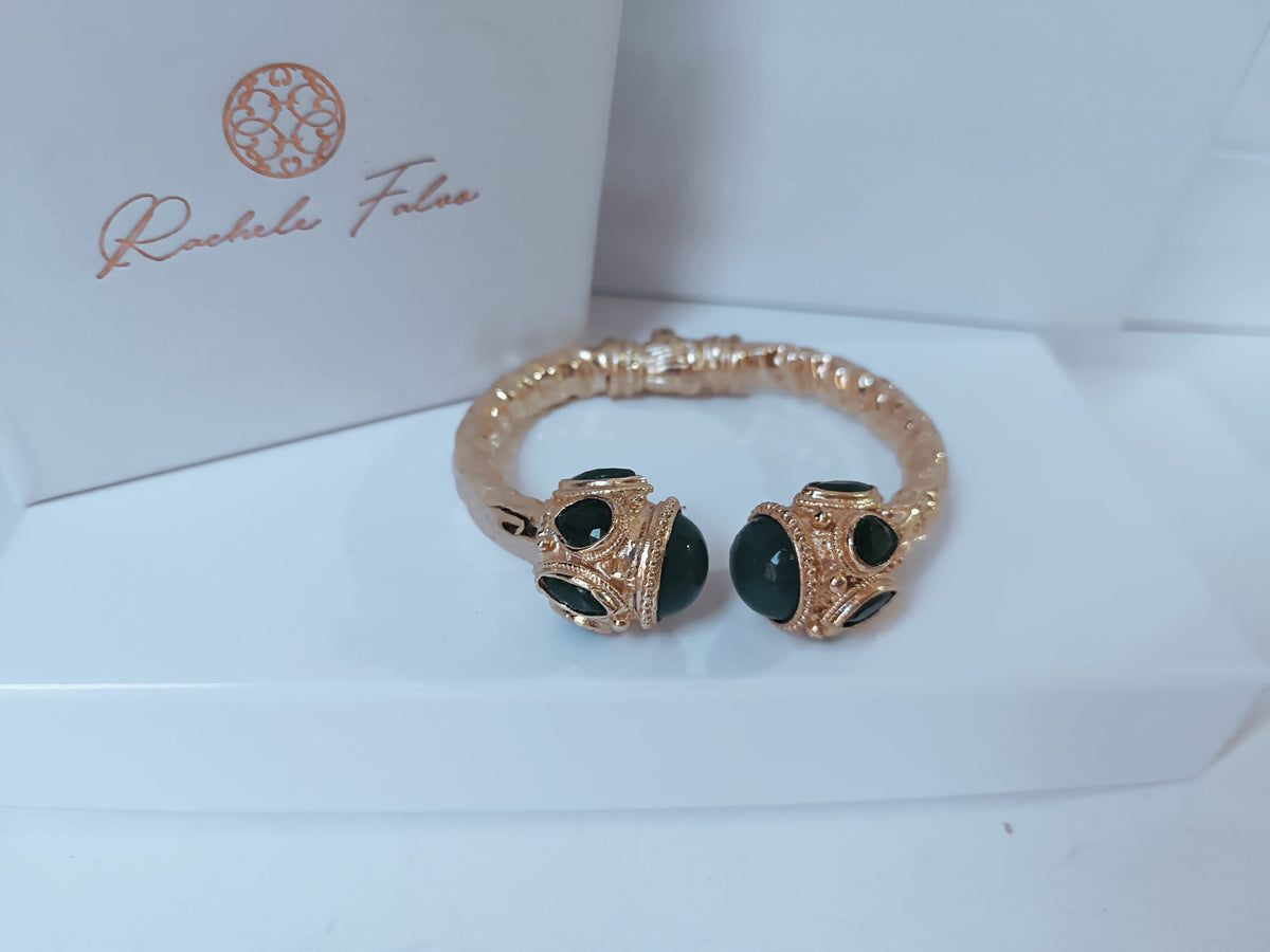 Spettacolare bracciale rigido aperto con fusto largo 1 cm in stile etrusco in bronzo dorato con terminali in giada verde