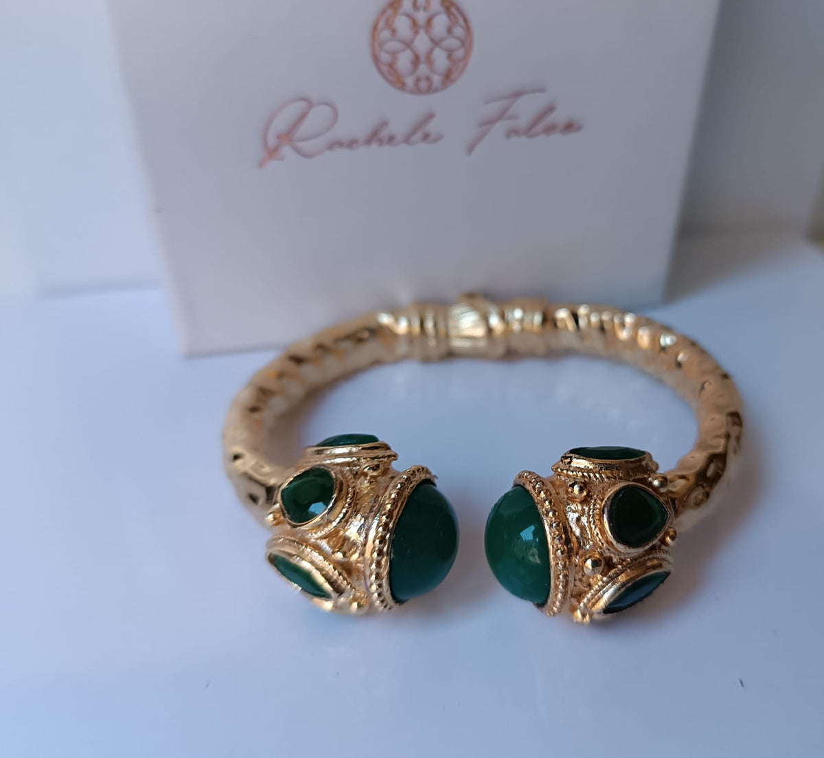 Spettacolare bracciale rigido aperto con fusto largo 1 cm in stile etrusco in bronzo dorato con terminali in giada verde