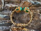 Spettacolare bracciale rigido aperto con fusto largo 1 cm in stile etrusco in bronzo dorato con terminali in giada verde