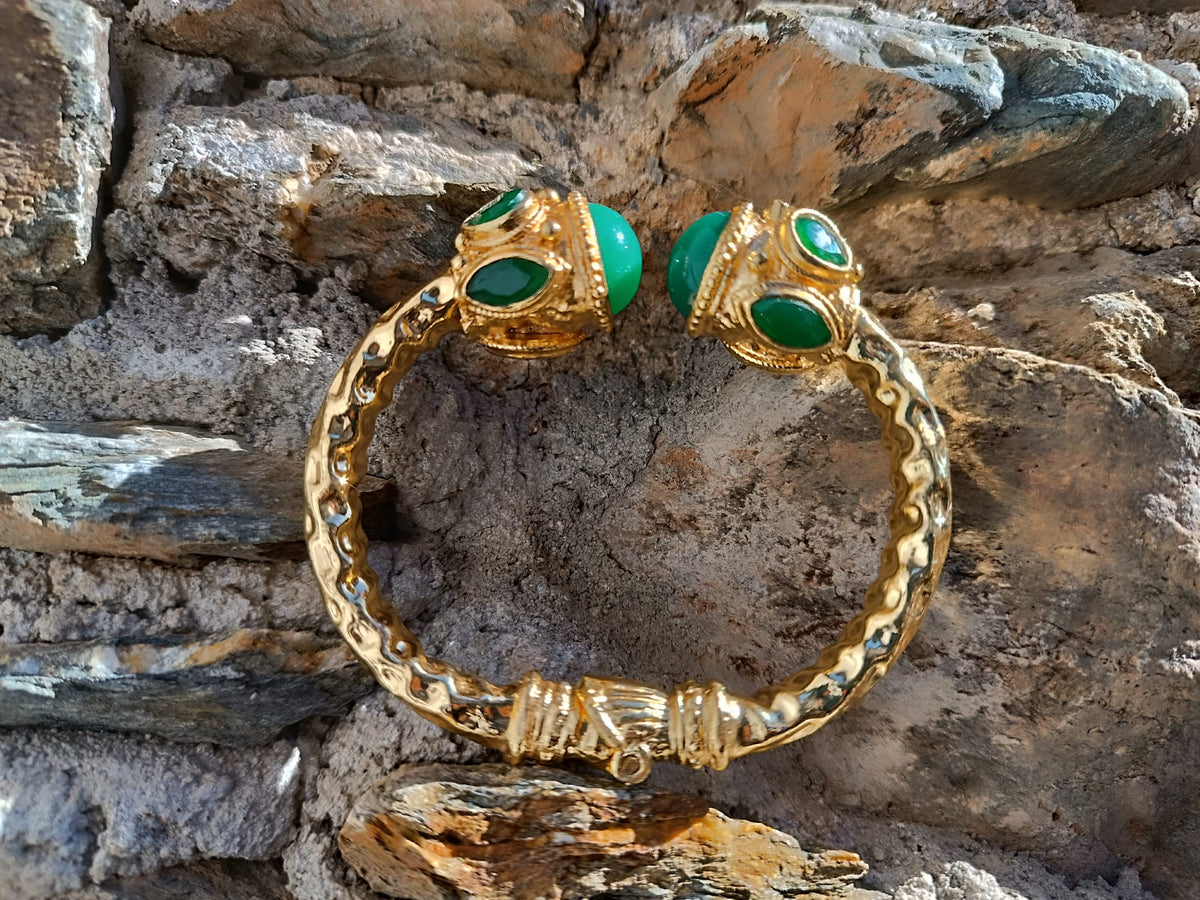 Spettacolare bracciale rigido aperto con fusto largo 1 cm in stile etrusco in bronzo dorato con terminali in giada verde