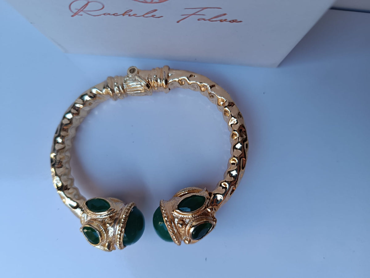 Spettacolare bracciale rigido aperto con fusto largo 1 cm in stile etrusco in bronzo dorato con terminali in giada verde