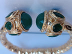 Spettacolare bracciale rigido aperto con fusto largo 1 cm in stile etrusco in bronzo dorato con terminali in giada verde