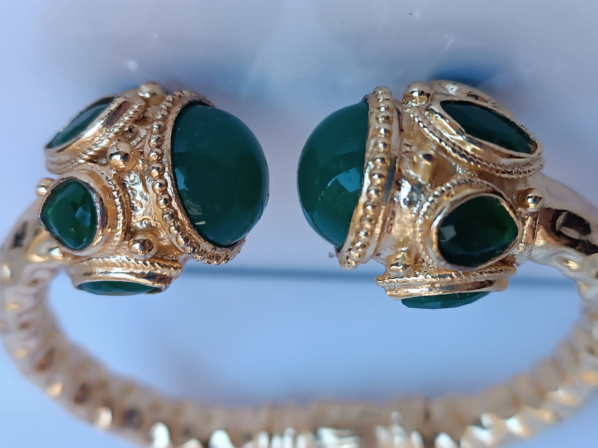 Spettacolare bracciale rigido aperto con fusto largo 1 cm in stile etrusco in bronzo dorato con terminali in giada verde