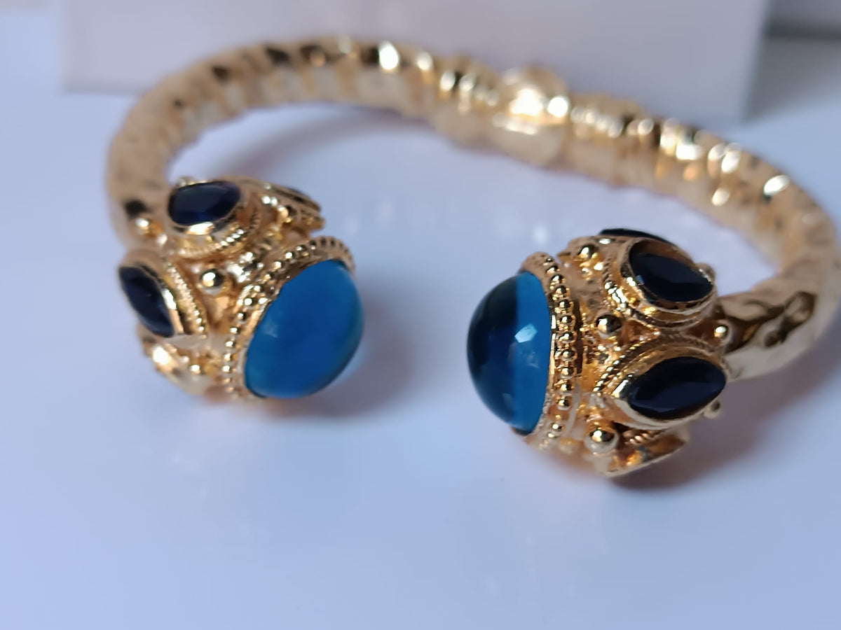 Spettacolare bracciale rigido a molla scultoreo in stile etrusco bizantino in bronzo oro opaco con azzurriti naturali sfaccettate