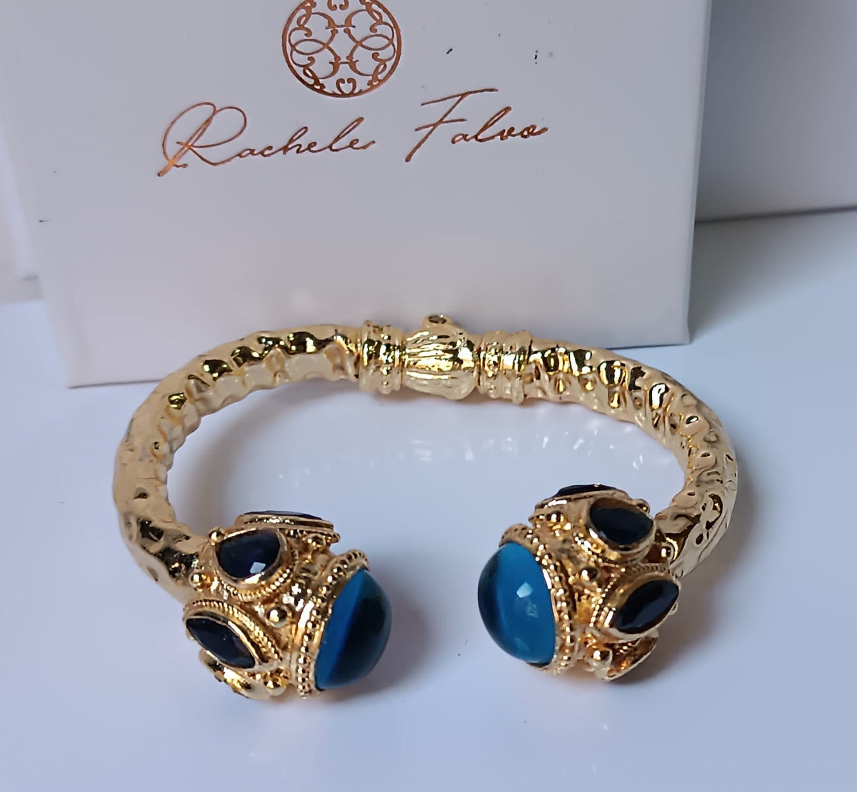 Spettacolare bracciale rigido a molla scultoreo in stile etrusco bizantino in bronzo oro opaco con azzurriti naturali sfaccettate