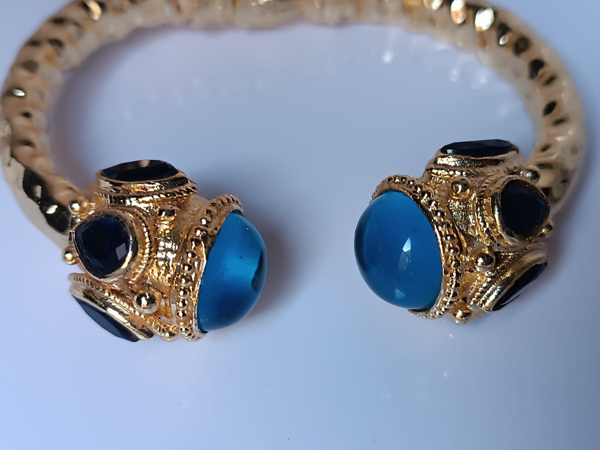 Spettacolare bracciale rigido a molla scultoreo in stile etrusco bizantino in bronzo oro opaco con azzurriti naturali sfaccettate