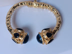 Spettacolare bracciale rigido a molla scultoreo in stile etrusco bizantino in bronzo oro opaco con azzurriti naturali sfaccettate
