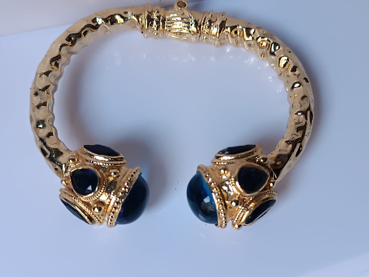 Spettacolare bracciale rigido a molla scultoreo in stile etrusco bizantino in bronzo oro opaco con azzurriti naturali sfaccettate