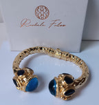 Spettacolare bracciale rigido a molla scultoreo in stile etrusco bizantino in bronzo oro opaco con azzurriti naturali sfaccettate