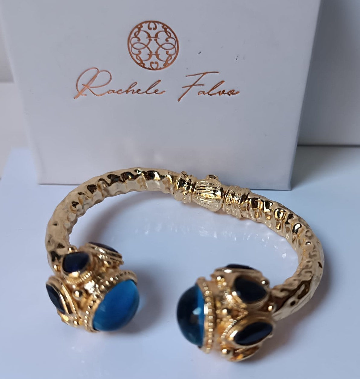 Spettacolare bracciale rigido a molla scultoreo in stile etrusco bizantino in bronzo oro opaco con azzurriti naturali sfaccettate