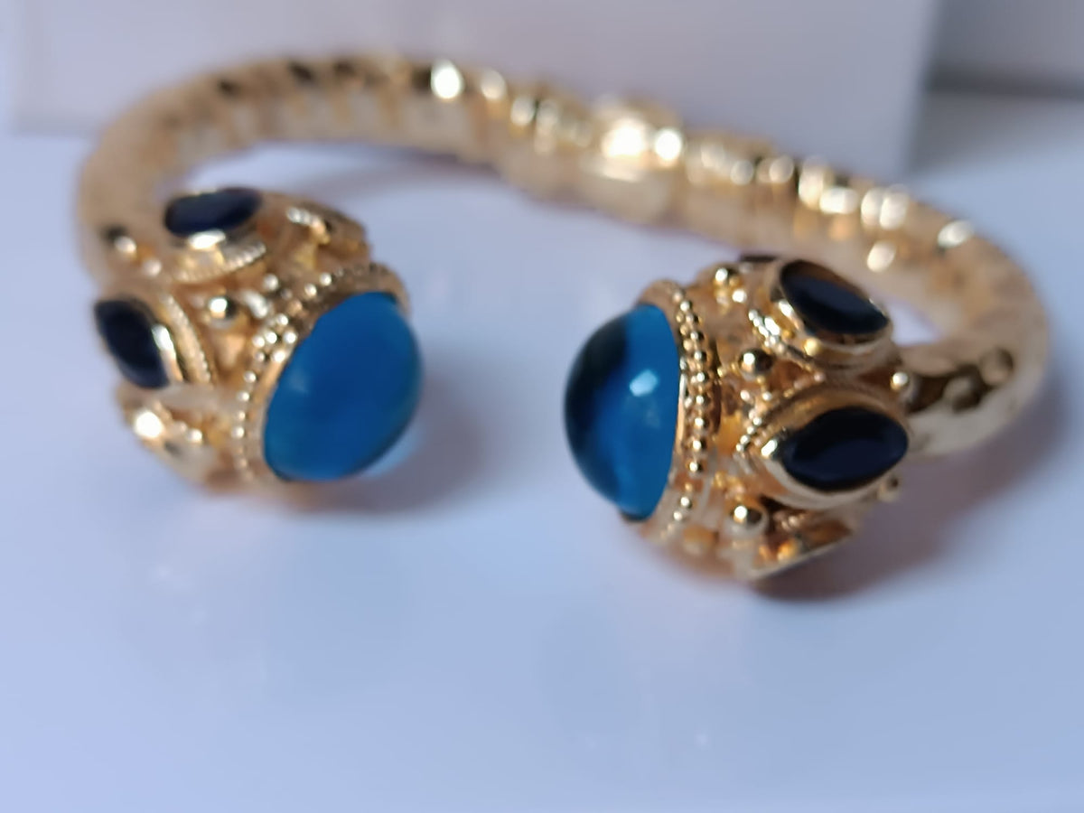 Spettacolare bracciale rigido a molla scultoreo in stile etrusco bizantino in bronzo oro opaco con azzurriti naturali sfaccettate