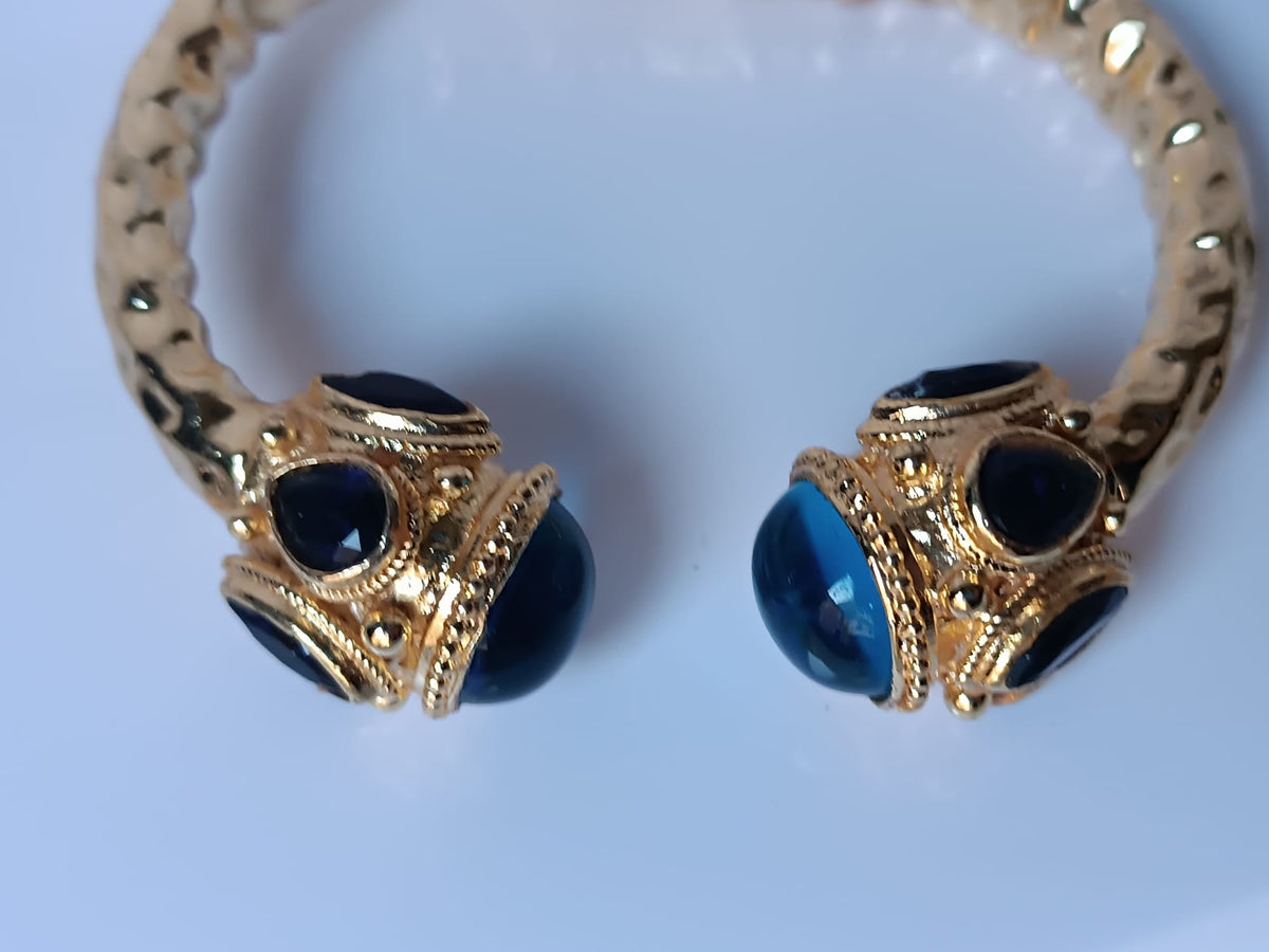 Spettacolare bracciale rigido a molla scultoreo in stile etrusco bizantino in bronzo oro opaco con azzurriti naturali sfaccettate