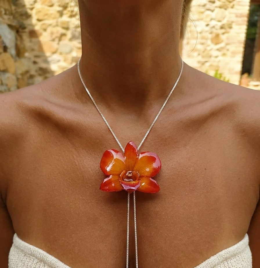 Collana Orchidea Arancio Naturale in Resina con Saliscendi Argento Regolabile – Gioiello Elegante Artigianale